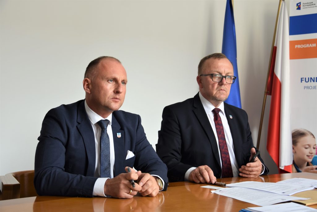 Podpisanie umowy. Na zdjęciu przy stole siedzi dwóch przedstawicieli Powiatu Jarosławskiego i Zastępca Dyrektora Departamentu Funduszy Strukturalnych. 