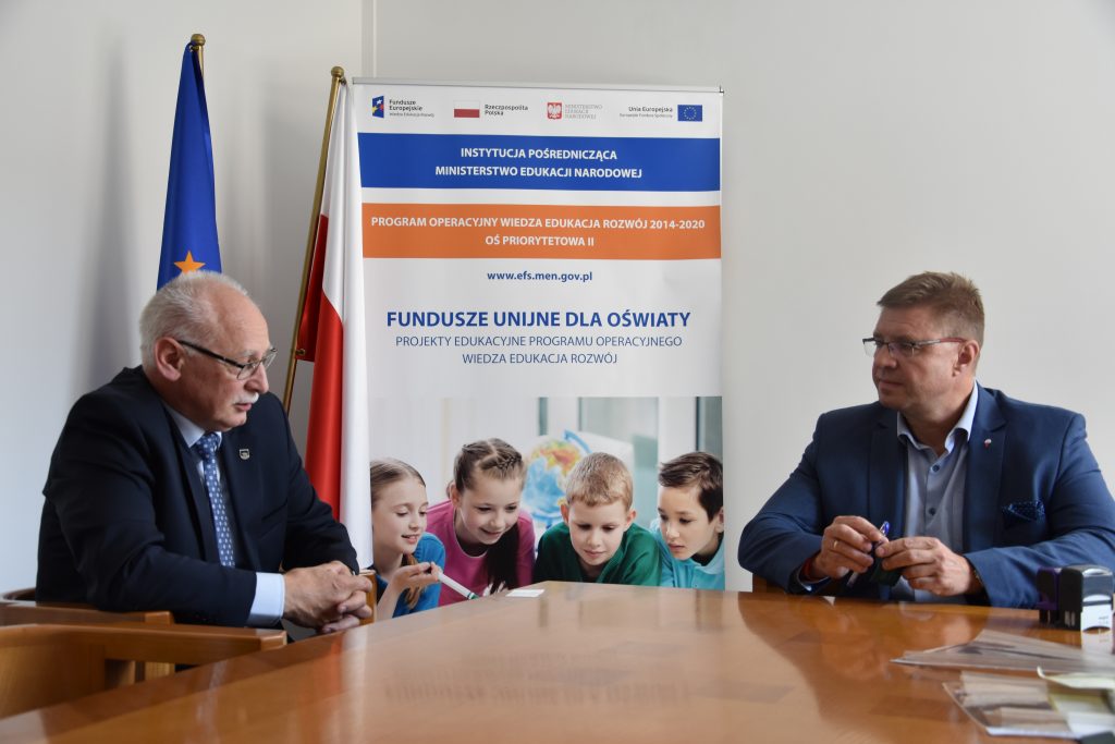 Podpisanie umowy. Na zdjęciu przy stole siedzą dwie osoby: przedstawiciel Gminy Rawicz i Zastępca Dyrektora Departamentu Funduszy Strukturalnych. Rozmawiają.