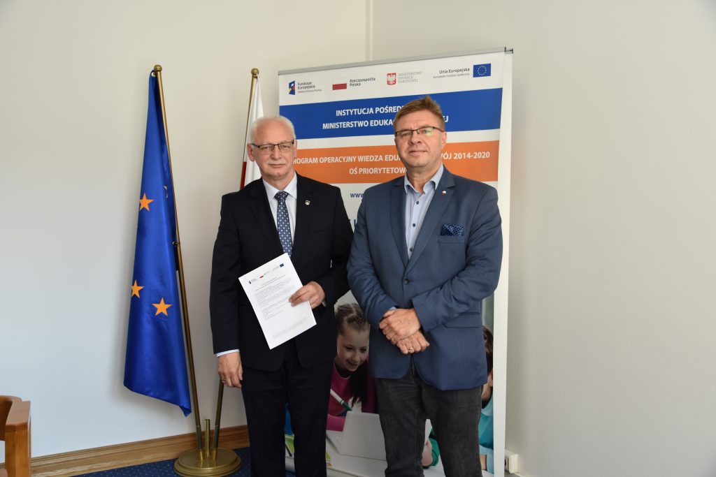Podpisanie umowy. Na zdjęciu stoją dwie osoby: przedstawiciel Gminy Rawicz i Zastępca Dyrektora Departamentu Funduszy Strukturalnych. 