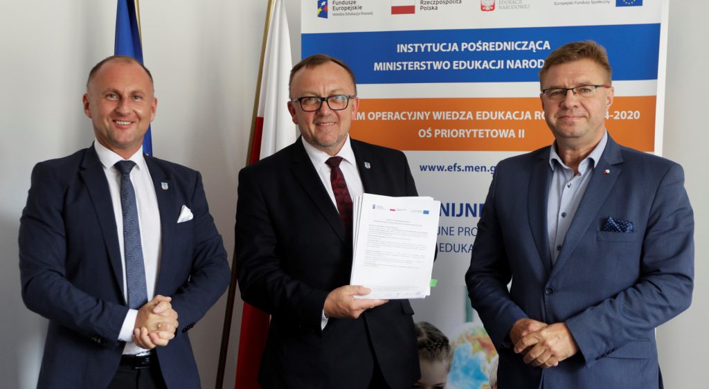 Podpisanie umowy. Do zdjęcia pozuje dwóch przedstawicieli Powiatu Jarosławskiego oraz Zastępca Dyrektora Departamentu Funduszy Strukturalnych