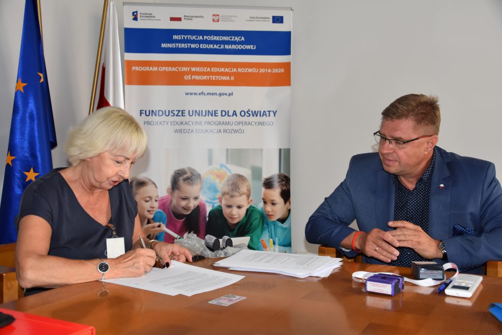 Podpisanie umowy. Na zdjęciu  przedstawicielka firmy Eduexpert Sp. z o.o. i Zastępca Dyrektora Departamentu Funduszy Strukturalnych