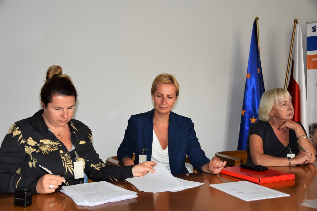 Podpisanie umowy. Na zdjęciu przy stole siedzą dwie przedstawicielki firmy Eduexpert Sp. z o.o. i Zastępca Dyrektora Departamentu Funduszy Strukturalnych