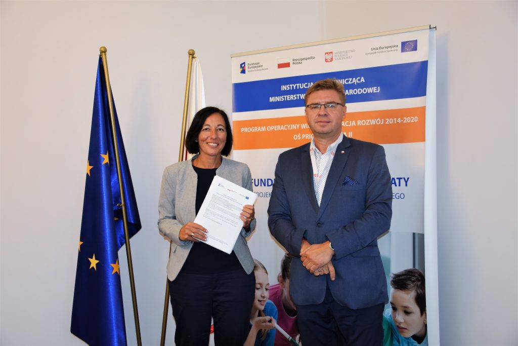 zdjęcie: podpisanie umowy pomiędzy przedstawicielką firmy Eduexpert Sp. z o.o. i Zastępcą Dyrektora Departamentu Funduszy Strukturalnych