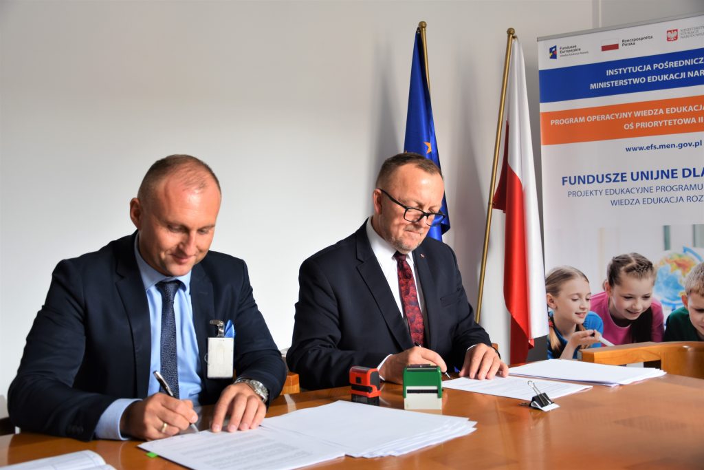 zdjęcie: podpisanie umowy pomiędzy przedstawicielami Powiatu Jarosławskiego a Zastępcą Dyrektora Departamentu Funduszy Strukturalnych