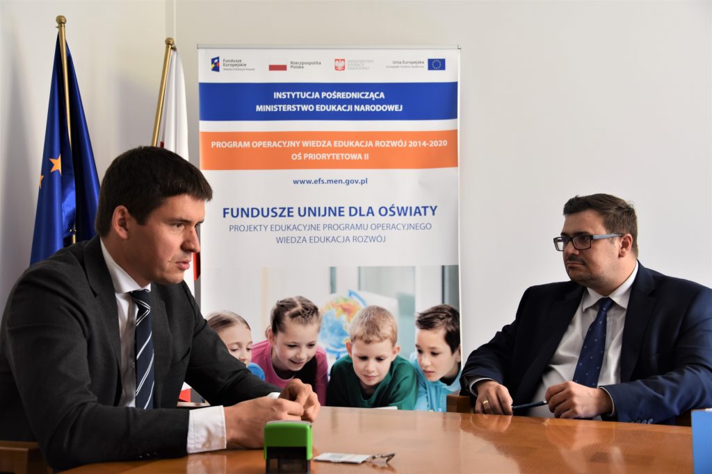 zdjęcie: podpisanie umowy pomiędzy przedstawicielem fundacji Ogólnopolski Operator Oświaty a Dyrektorem Departamentu Funduszy Strukturalnych