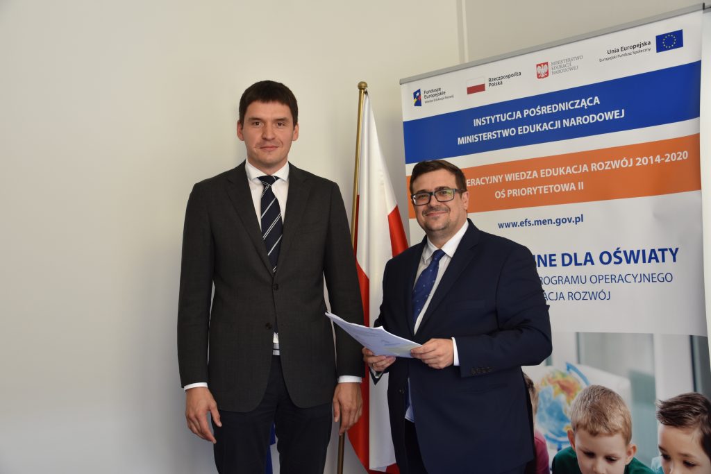 zdjęcie: podpisanie umowy pomiędzy przedstawicielem fundacji Ogólnopolski Operator Oświaty a Dyrektorem Departamentu Funduszy Strukturalnych